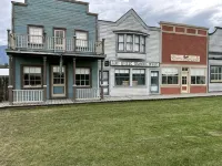 Spacious Ski-in Ski-out / Golf condo ..ski down to the lift