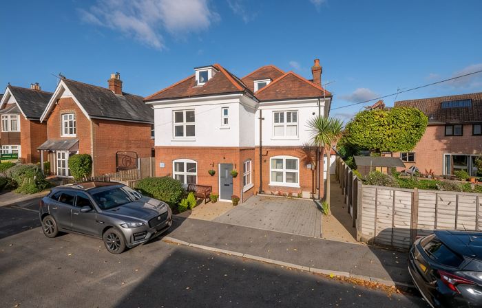'Spire View'  New Forest Holiday Home - 3 minutes walk to the open forest