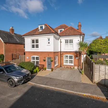 'Spire View'  New Forest Holiday Home - 3 minutes walk to the open forest