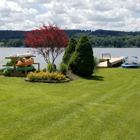 Book for summer fun at Eagles Cove on Lamoka !! Lake steps away Отели в г. Тайрон
