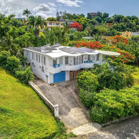 Hideaway with Wraparound Balcony: Beautiful Views, Great Vibes, Family Friendly