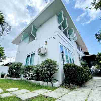 Family Stay 4 min to Beach: Grill, Crib & Parking Hotel Exterior