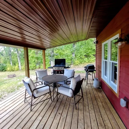 Cozy Cabin on Private Lake! Kayaks, Firepit, Fishing! Relaxing. Pet Friendly.