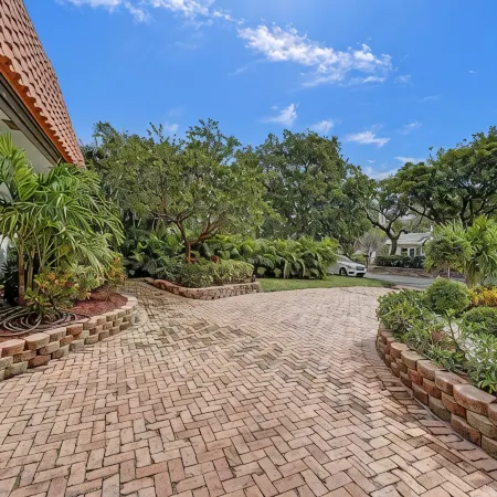 6Bed 4Bath Villa - Pool - Garage - Close to Beach