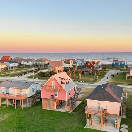 King Size Bed! Freeport Surfside Beach Bungalow Ocean & BayViews,Steps from Ocea