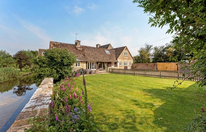 6 Bed, 4 Bath House in the Cotswolds with Wood Fired Hot Tub. Sleeps 11-14