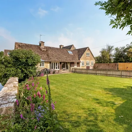 6 Bed, 4 Bath House in the Cotswolds with Wood Fired Hot Tub. Sleeps 11-14