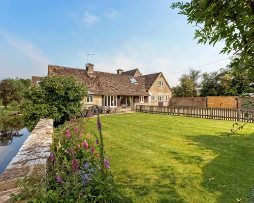 6 Bed, 4 Bath House in the Cotswolds with Wood Fired Hot Tub. Sleeps 11-14 Hotels in Lechlade