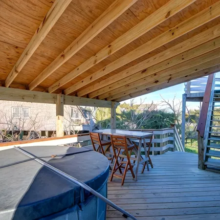 Surf Chalet w/ hot tub and kayaks