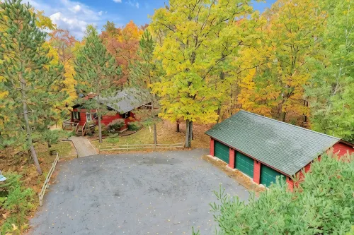 Woodland Trails Cabin on 130 acres with wildlife and miles of private trails - 샬레 호텔