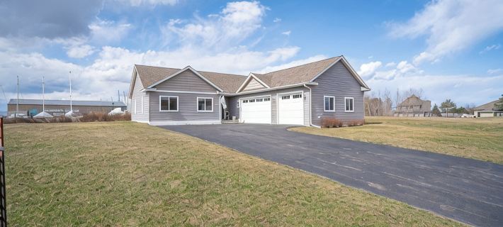 ISLAND OASIS - Immaculate & Newer 3BR/3BA home + GAME ROOM. Ice Fishing/Skiing++ Hotels in Superior