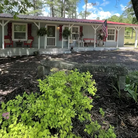 Welcome to Jireh's Haven Quiet, Charming 3 Bedroom Farmhouse