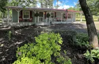 Welcome to Jireh's Haven Quiet, Charming 3 Bedroom Farmhouse - 2-stjärniga