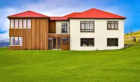 Spacious, luxurious house with a lot of natural wood Hotéis em 