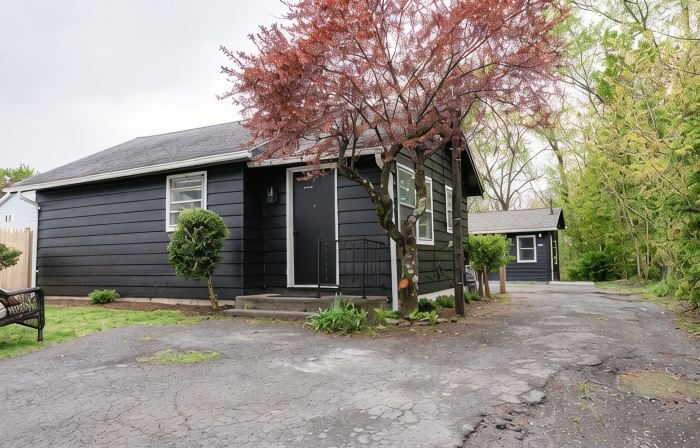 Retro Retreat: renovated 2BR, desk, no chore list!