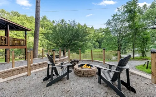 Cozy Riverfront Cabin w/ Hot Tub & Fire Pit. Minutes to Downtown Ellijay - Alppimaja