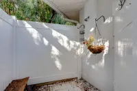 Beachcomber Bungalow: Slow down, East of A1A, Heated Pool, Hot Tub & Beach Gear - 4-Star