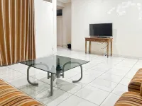 Large Villa 3BR Cieumbuleuit near PVJ & Cihamplas - Kitchens