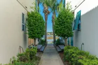 "Seaside Bliss: Waterfront Villa Just Steps from the Beach" - فلل