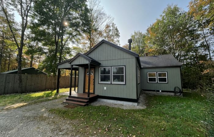 Cozy Cabin - walking distance to town and 10 minutes to Bromley. Pet friendly!