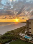 Beachfront Bliss: 2BR, 2BA with Stunning Sunset Views - Apartemen
