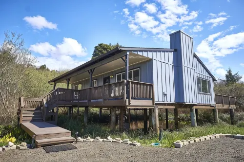 New Sauna! 3 Min. Walk to Beach, Dog and Family Friendly, Bright & Modern House - 4-Star