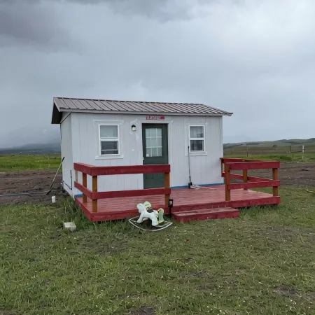 Charming 1-bedroom cottage in tranquil East Glacier Park with WiFi, AC
