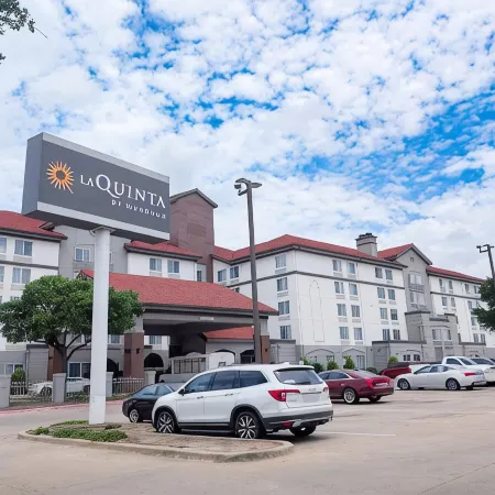 La Quinta Inn & Suites by Wyndham DFW Airport South / Irving