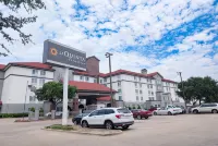 La Quinta Inn & Suites by Wyndham DFW Airport South / Irving - parking