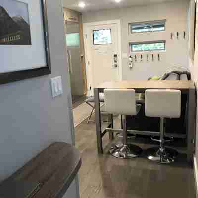 Gorgeous new, 1 bd luxury apt, offering stunning views of the mountains and bay Others
