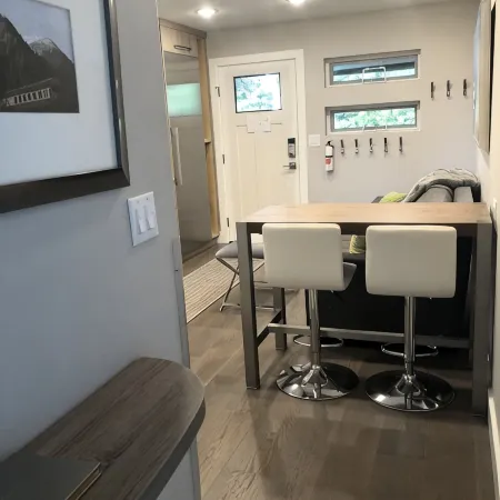 Gorgeous new, 1 bd luxury  apt, offering stunning views of the mountains and bay