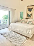 Beachfront House  Private Dock & Beach Tahiti Beach House - Hope Town  5 STAR Hotel di 
