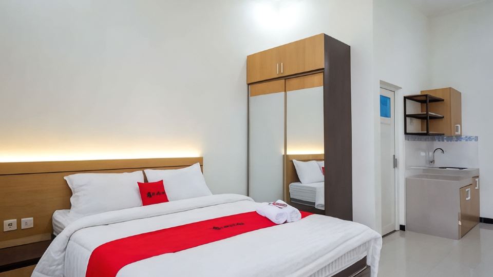 RedDoorz Near Terminal Tirtonadi 2
