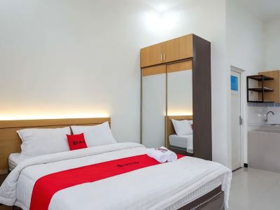 RedDoorz Near Terminal Tirtonadi 2