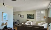 Miles of beach right across the street.  Enjoy ocean view from screened balcony! - Homestays