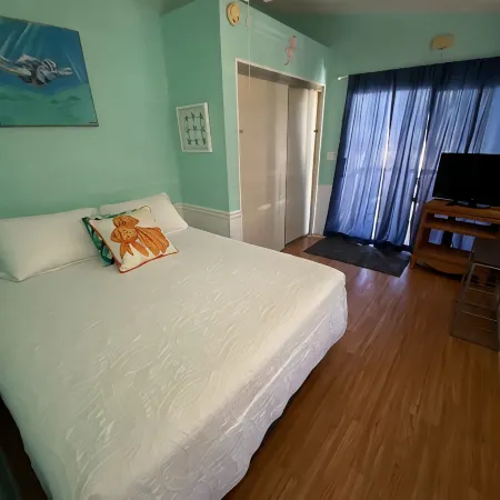 Relaxing and Inviting Home in Gated Community with 35' Seawall Private Dock