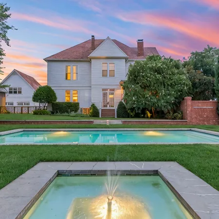 Historical home in downtown Waco built to host the dreamiest stay!