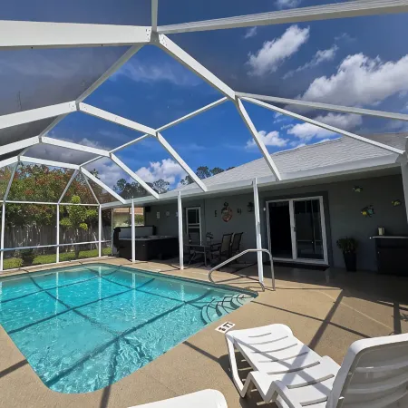 Relaxing Pool Home with spacious parking, close to Flagler Beach & Daytona