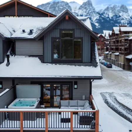 Tamarack Steamside Deluxe Chalet - Private Hot Tub
