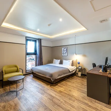 Brown Dot Hotel Jeonggwan Отели рядом с достопримечательностью «Цветочный магазин Cheonggwang Florist»