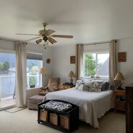Sitka Oceanfront  Two-Story Townhome- 3Bedroom/ 2.5 Bath
