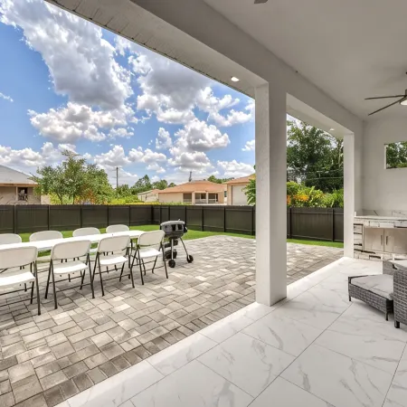 Modern Vacation Home Fully Fences Near Airport