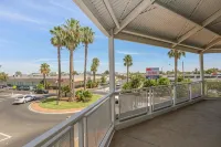 Indulge Apartments - CBD - parking