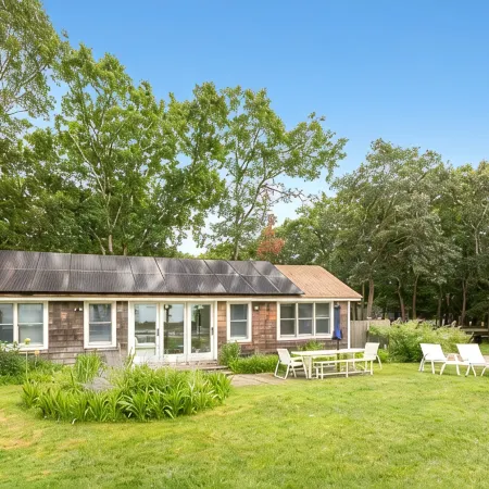 Ritz - East Hampton Cottage On The Water