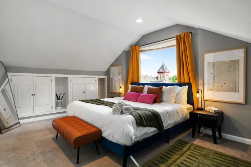Cozy 4BD - Central Location w/ BBQ & Patio Space - บังกะโล