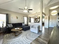 ABQ Home Overlooking Mountain- Near Sandia Tramway + Balloon Fiesta - Jakuzi