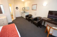 Fernhill Motor Lodge - balcony