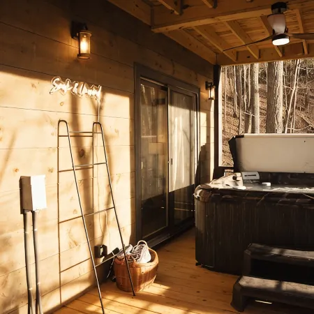 New Luxe Treetop Cabin Hot tub Near DT