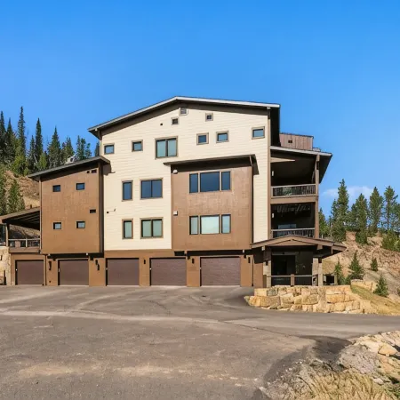 Luxurious Ski-In/Ski out adjacent Ski Slope side!