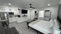 Private apt, king bed, laundry inside